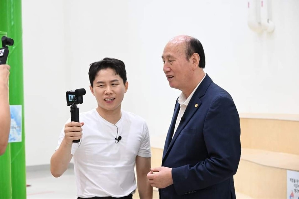 개그맨 양세형이 26일 고향 동두천을 찾아 박형덕 시장과 함께 양세형의 '전국 동네 자랑' 첫 촬영을 했다. (사진=박형덕 동두천시장 페이스북)
