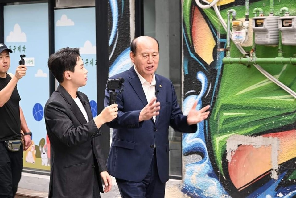 개그맨 양세형이 26일 고향 동두천을 찾아 박형덕 시장과 함께 양세형의 '전국 동네 자랑' 첫 촬영을 했다. (사진=박형덕 동두천시장 페이스북)