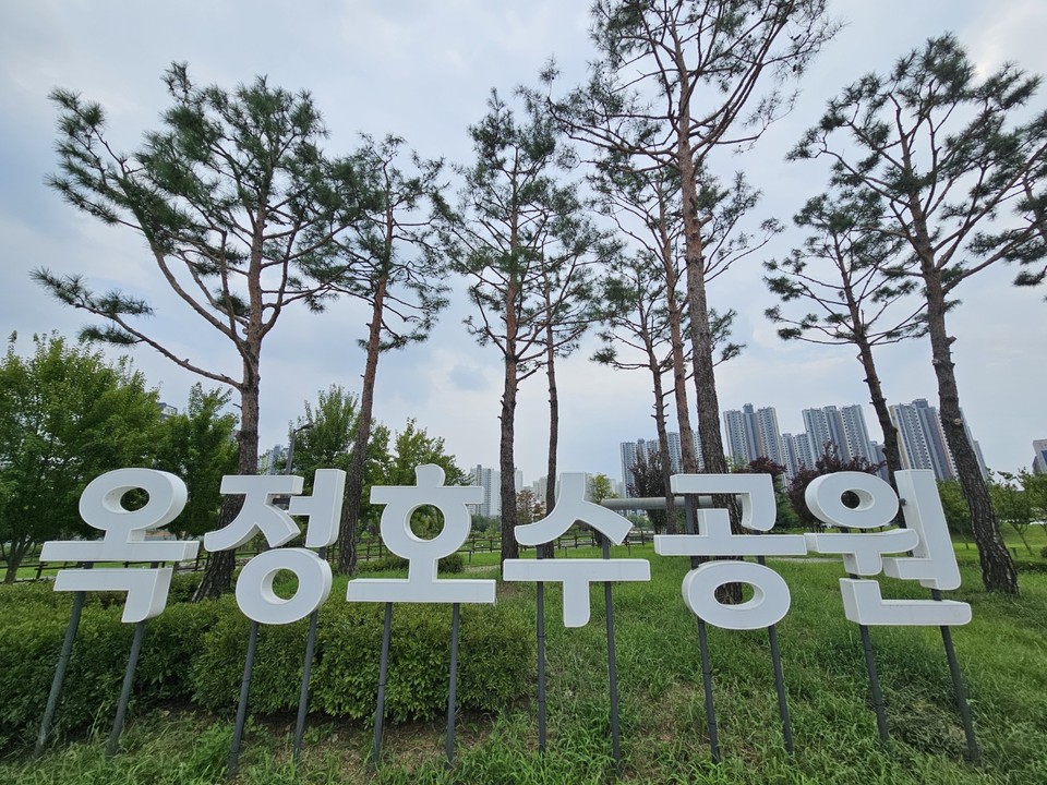 27일 화요일 경기·인천지역은 대체로 흐리다가 오후부터 차차 맑아지겠다. 아침까지 소나기 내리는 곳이 있겠다. 예상 강수량은 5㎜내외겠다. 사진은 양주 옥정호수공원. (사진=중앙신문DB)
