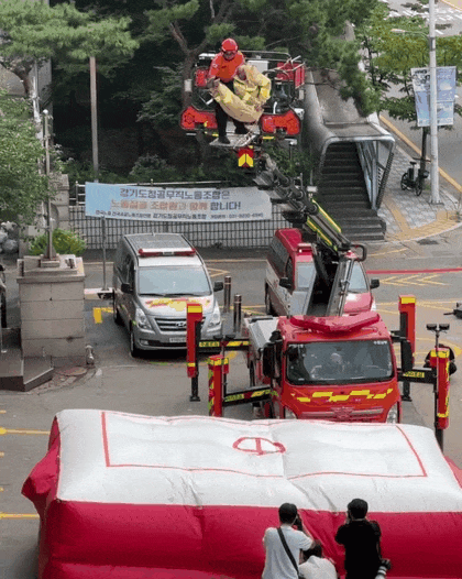 총 19명의 사상자가 발생한 부천 호텔 화재 당시 2명이 에어매트로 낙하하다 숨진 사고와 관련 소방당국이 재발 방지를 위한 '에어매트 전개 훈련'을 실시하고 있다. (영상제공=경기도소방재난본부)
