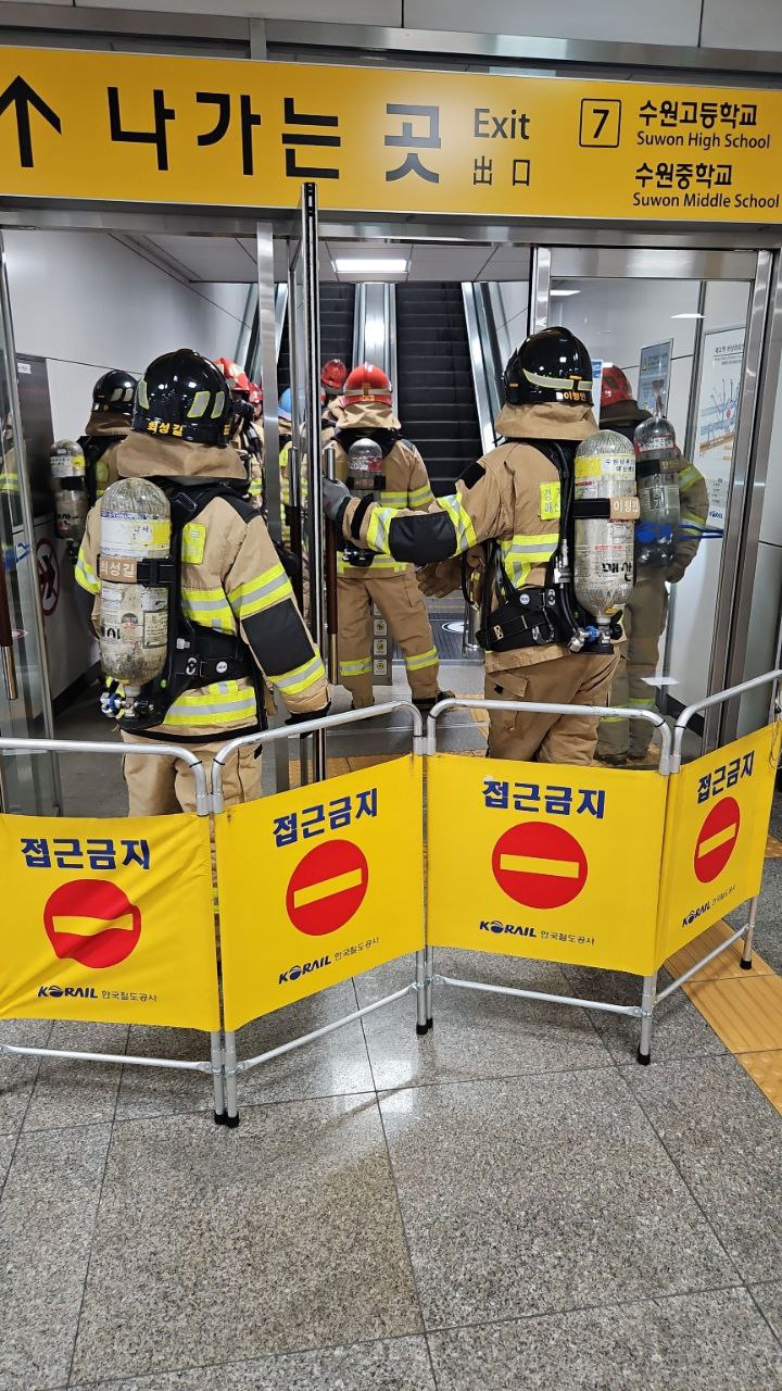 27일 오후 12시48분께 수원 팔달구 매교역 내 에스컬레이터에서 흰색 연기가 발생해 역사 일부가 폐쇄됐다. 이 흰색 연기는 에스컬레이터를 중단시킨 후 발생하지 않고 있다. (사진제공=경기도소방재난본부)