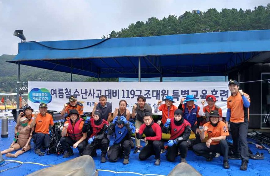 파주도시관광공사는 지난 26일 공사가 마장호수에서 직접 운영 중인 수상레저 이용자들의 안전을 위해 카누와 카약 등의 수난사고 대비 구조훈련을 실시했다. (사진제공=파주도시관광공사)