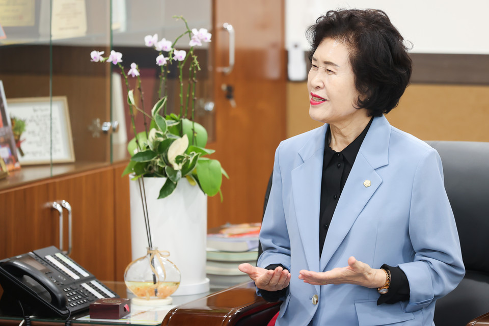 오는 2026년 제물포구 신설을 앞두고 역사 속으로 사라지는 '동구의회'라는 명칭을 마지막으로 사용하게 된 유옥분 의장은 26일 중앙신문과 만나 "동구 현안과 사업들에 대한 관리가 소홀해지지 않도록 구정 전반에 대한 감시자의 역할을 충실히 하겠다"고 밝혔다. (사진제공=동구의회)