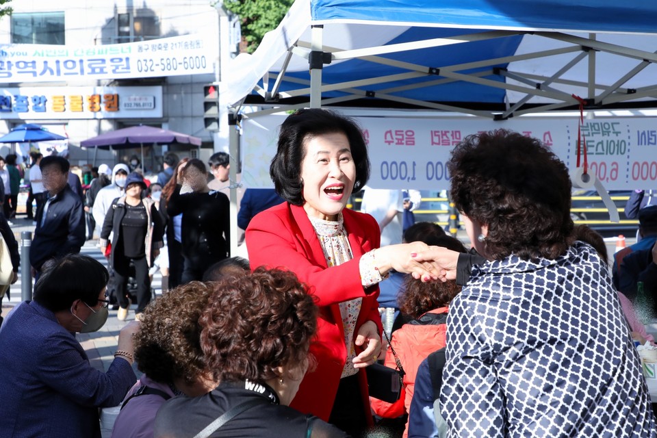 지난 5월13일 개최된 화도진축제장에서 주민들과 반갑게 인사 나누는 유옥분 의장 모습. (사진제공=동구의회)