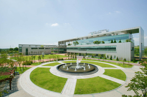 수도권매립지관리공사가 ESG 경영가치 확산을 위해 인천 공공기관 혁신 네트워크 기관과 함께 ‘2024 그린에너텍’ 전시회에 참가를 원하는 중소기업을 대상으로 전시회 부스 참가비를 지원한다. 사진은 수도권매립지관리공사 전경. (사진제공=수도권매립지관리공사)