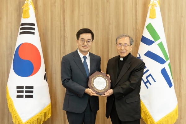 선감학원 피해지원 노력으로 인권의학연구소 감사패 받은 김동연 지사