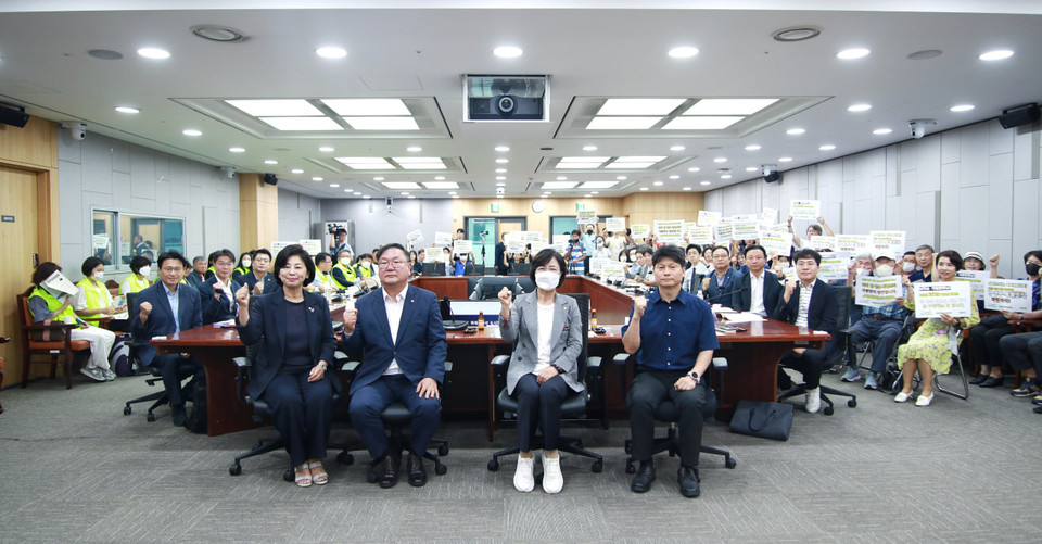 더불어민주당 추미애 의원(하남갑), 김태년 의원(성남시 수정구), 남인순 의원(서울 송파구병)이 28일 국회 의원회관 제1세미나실에서 개최한 '좌초위기! 위례신사선 지연 문제 해결을 위한 공청회'가 성료됐다. (사제공=추미애 의원실)