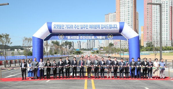 화성시와 한국토지주택공사가 29일 오후 3시 경부고속도로 지하화구간 상부를 동서로 연결하는 주간선도로 2개소를 전면 개통한다. (사진제공=화성시)