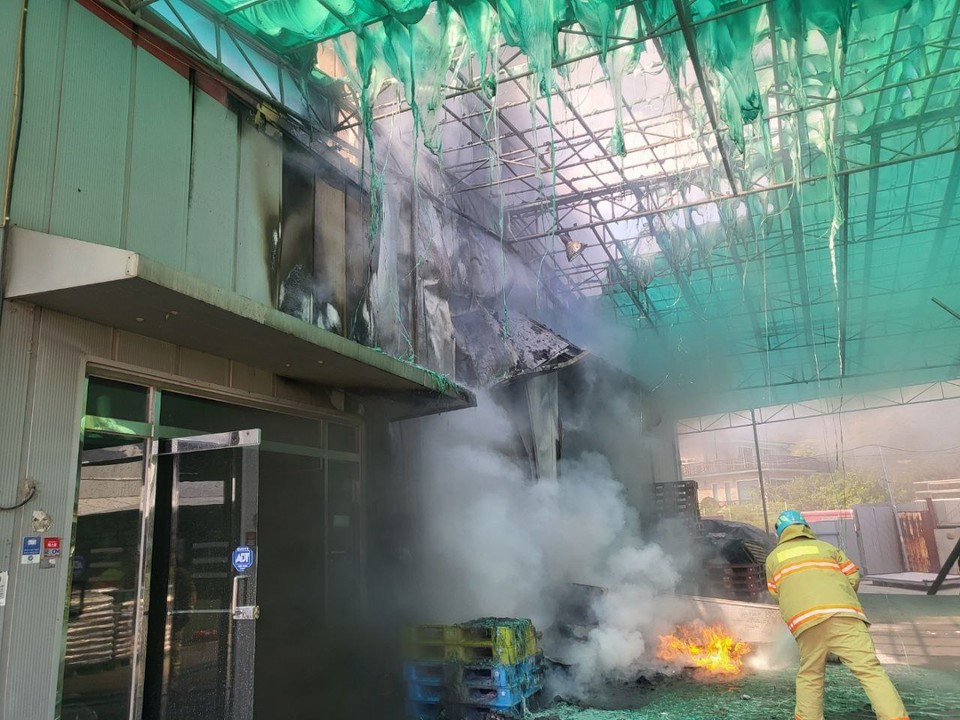 29일 오후 2시35분께 광주시 곤지암읍의 한 농자재마트에서 불이 나 신고를 받고 출동한 소방당국에 의해 약 1시간17분 만인 오후 3시52분께 모두 진화됐다. (사진제공=경기도소방재난본부)