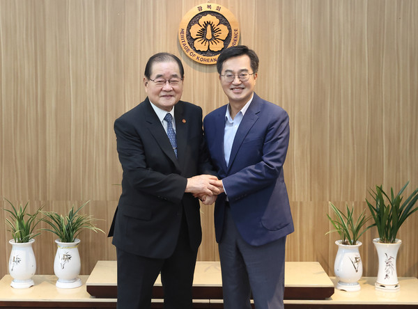 29일 오후 광복회에서 김동연 경기도지사와 이종찬 광복회장이 기념촬영을 하고 있다. (사진제공=경기도)