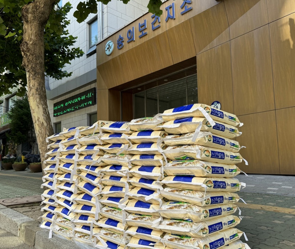인천 미추홀구는 29일 인천탁주제조 제1공장으로부터 추석 명절을 맞이해 백미 10kg 72포를 전달받았다. (사진제공=미추홀구)
