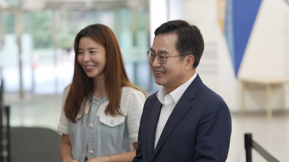 30일 오전 경기도 성남시 판교 경기스타트업캠퍼스에서 '2024 경기도 기후테크 콘퍼런스'가 개막한 가운데 이날 행사에 앞서 배우 김규리씨가 자신의 '기후위기에 관련된 멸종 위기종' 그림을 김동연 경기도지사에게 설명하고 있다. (사진=김유정 기자)