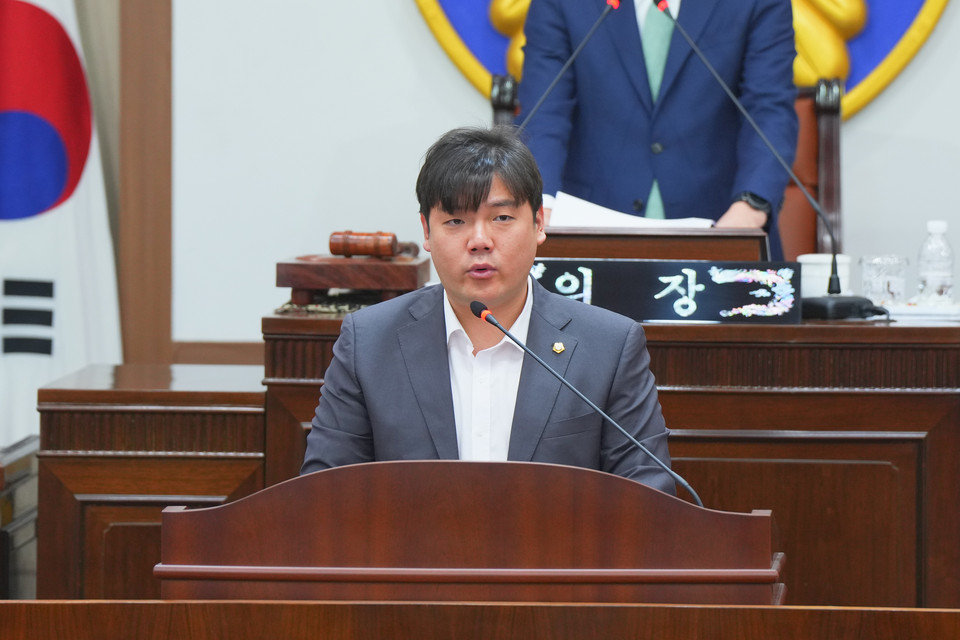 김현규(민주당) 시의원이 인구감소 위기대응 특위 폐지 건에 대한 불만을 표출하고 있다. (사진제공=포천시의회)
