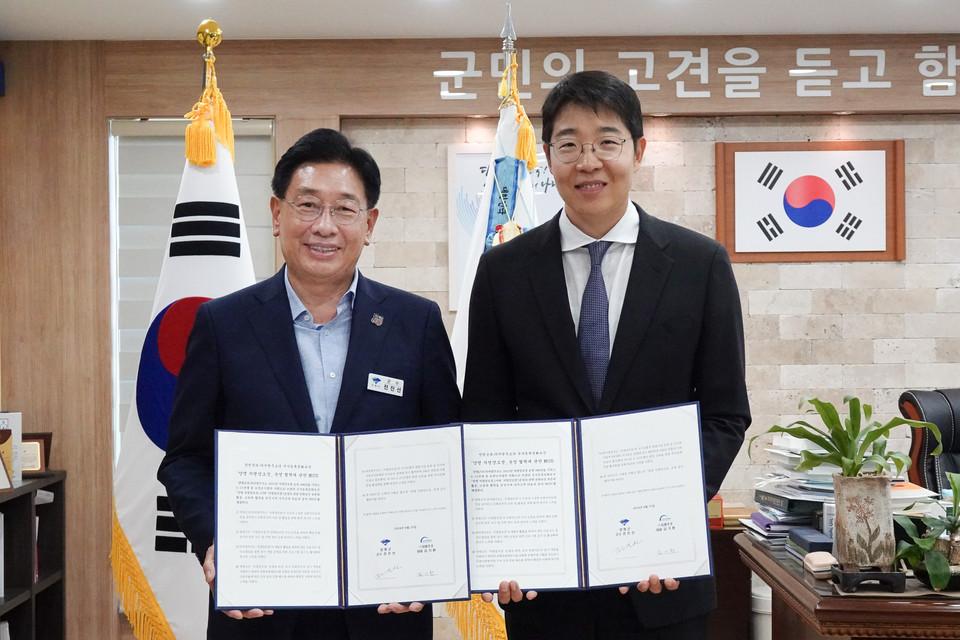 양평군은 지난29일 국가등록문화유산인 ‘양평 지평양조장’의 보존을 바탕으로 지평막걸리의 홍보와 지평양조장 건물을 역사관광 거점으로 활용하기 위한 업무협약을 ㈜지평주조와 체결했다. (사진제공=양평군)