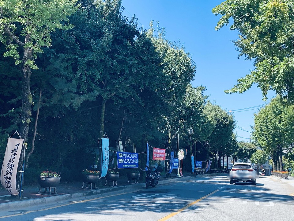 최근 동두천시가 성병관리소 철거 문제로 골머리를 앓고 있다. 주변에 내걸린 현수막. (사진=오기춘 기자)