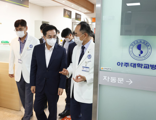 김동연 경기도지사가 30일 오후 아주대학교병원을 방문해 의료현안과 관련한 현장간담회를 하고있다. (사진제공=경기도)