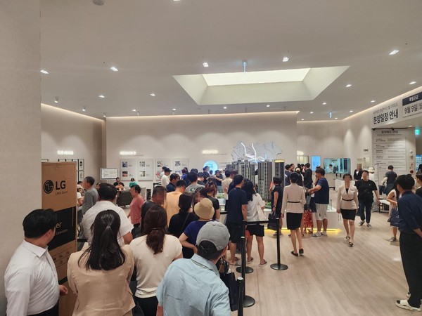 지난달 30일 견본주택을 열고 본격 분양에 돌입한 '광주태전 경남아너스빌 리미티드'에 오픈 첫날부터 수많은 인파가 몰리며 단지에 대한 높은 관심을 실감케 하고 있다. (사진제공=SM경남기업)