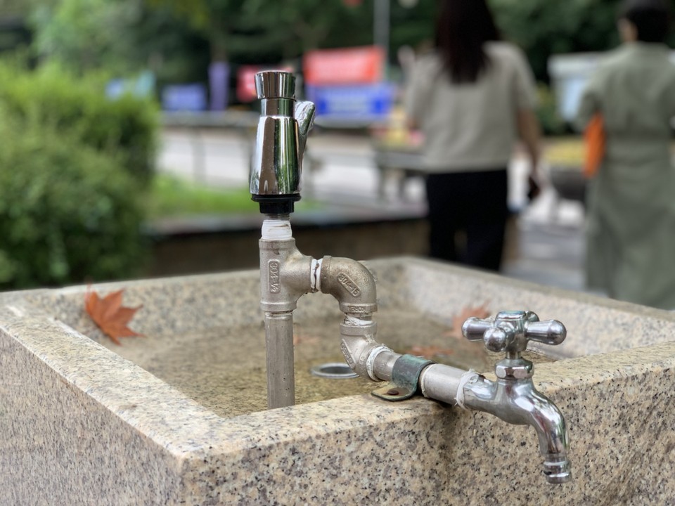 2일 낮 12시50분께 가을비 살짝 내린 동두천시청사 공원 수돗가에 낙엽이 하나둘 떨어져 기다리던 '가을'이 왔음을 보여주고 있다. (사진=오기춘 기자)