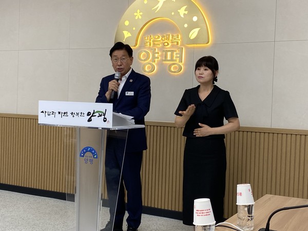 전진선 양평군수가 2일 별관 4층 브리핑룸에서 환경교육도시 지정과 관련해 기자회견을 진행하고 있다. (사진=장은기 기자)