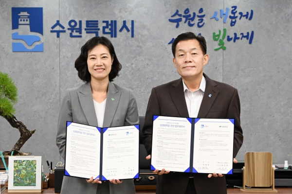이재준 수원시장(오른쪽)과 여인미 초록우산어린이재단 경기지역본부장이 업무협약 체결 후 함께하고 있다.