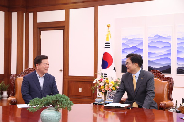 박승원 광명시장이 기후위기 대응․에너지전환 지방정부협의회(이하 협의회) 회장 자격으로 3일 국회에서 우원식 국회의장과 기후위기 대응 및 탄소중립 분권을 논의하는 간담회를 가졌다. (사진제공=광명시)