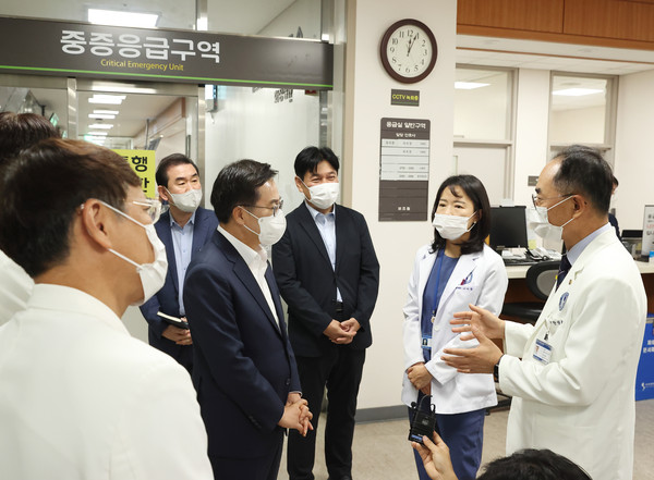 김동연 경기도지사의 아주대병원 지원 관련 도 대변인이 3일 브리핑을 통해 '전략적 지원의 의미가 있는 것'이라고 밝혔다. 사진은 지난3일 아주대병원 방문한 김동연 지사. (사진제공=경기도)