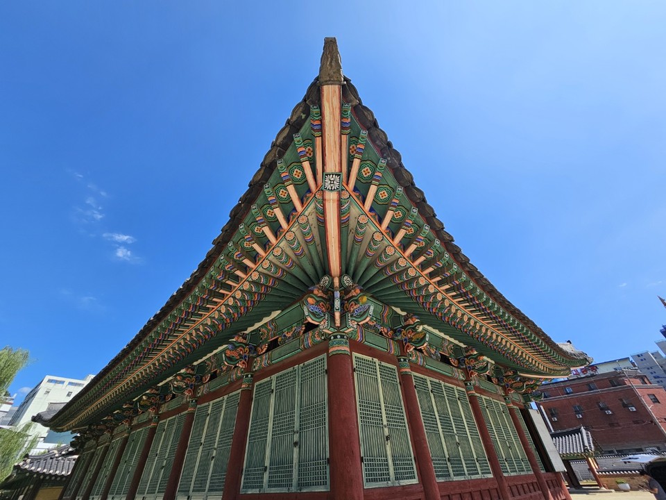 4일 수요일 경기·인천지역은 대체로 맑고, 경기남부를 중심으로 덥겠다. 서해5도는 흐리고 5㎜내외의 비가 내릴 것으로 예상된다. 아침엔 기온이 내려가 선선하겠다. 사진은 단청과 가을하늘. (사진=중앙신문DB)