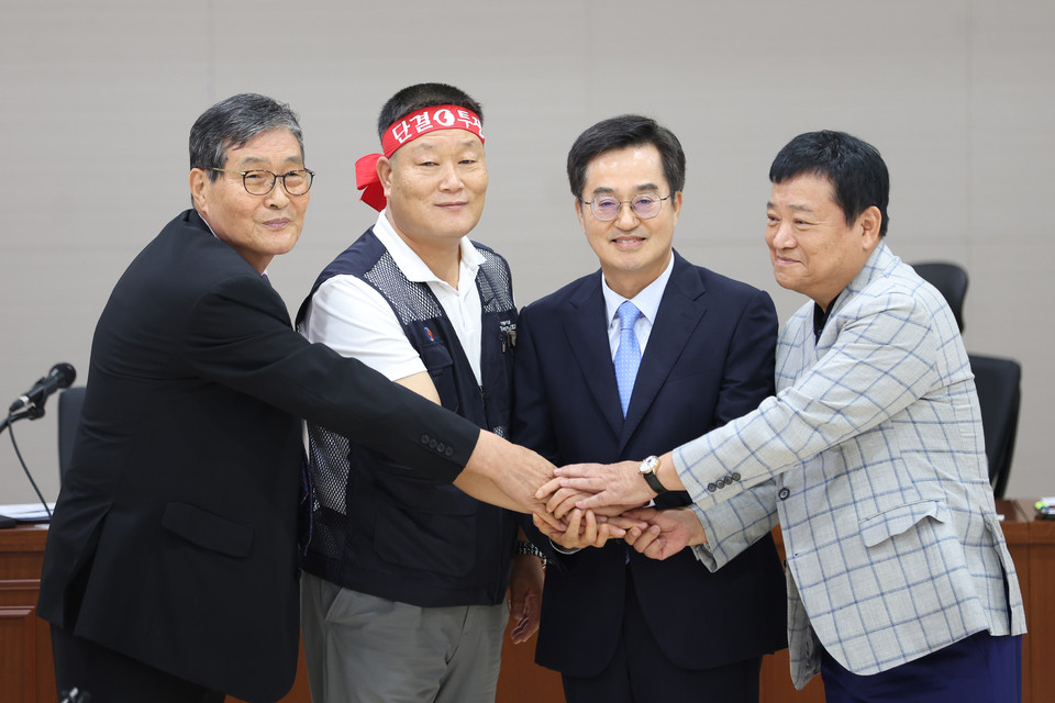 4일 새벽 경기도버스노동조합협의회와 경기도버스운송사업조합 간 최종 임금협상이 타결되면서 이날 예고된 경기도 시내버스 총파업이 철회됐다. 경기도의 중재로 협상이 타결되면서 우려됐던 출근길 교통대란도 피할 수 있게 됐다. 사진 왼쪽부터 경기지방노동위원회 특별조정위원회 의장(공익위원)， 이기천 경기도버스노동조합협의회 의장， 김동연 경기도지사， 김기성 경기도버스운송사업조합 이사장. (사진제공=경기도)