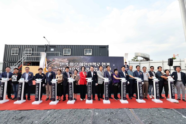 인천 동구가 관광활성화의 비전을 실현할 해양친수 거점인 만석·화수 해안산책로 연계 복합건축물 착공식을 3일 개최했다. (사진제공=동구)