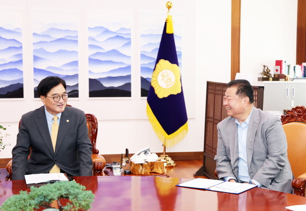 김경일 파주시장은 지난 3일 국회를 방문해 우원식 의장을 만나 지속가능한 에너지전환 등을 논의하고, RE100 무역장벽 극복을 위한 정책을 건의했다. (사진제공=파주시 )