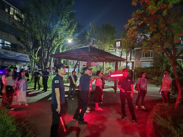 파주경찰서는 지난 3일 추석 명절을 앞두고 민·관·경 합동으로 ‘민생범죄 예방’을 위한 ‘야간 범죄예방 합동순찰’을 전개했다. (사진제공=파주경찰서)