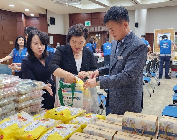 한국도로공사 서울경기본부는 하남시 사회복지협의회와 하남시에 거주하는 어르신 중 독거노인 등 취약계층 100가구를 선별해 즉석밥, 국, 반찬 등 바로 드실 수 있는 식품 위주로 간편식 세트를 준비했다. (사진제공=한국도로공사 서울경기본부)