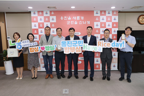 인천 옹진군이 5일 옹진군 브랜드 쌀 소비 촉진을 위한 캠페인을 실시했다. (사진제공=옹진군)