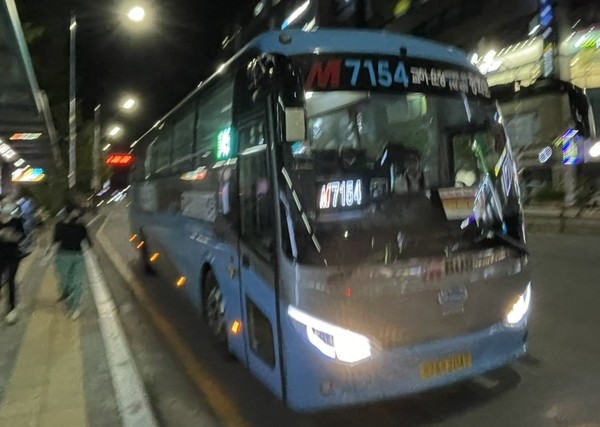 파주시는 오는 7일부터 운정에서 서울 광화문을 오가는 M7154번 광역버스가 오‘준공영제’로 전환돼 그 동안 불편을 겪어온 시민들의 불편이 크게 해소되게 됐다. (사진캡처=누리내 홈피)
