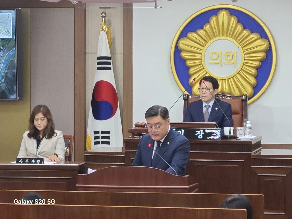 연제창 포천시의회 부의장이 6군단 부지반환과 관련, 시가 제시하고 있는 부지 활용 개발구상에 강한 의문을 제기하고 나섰다.