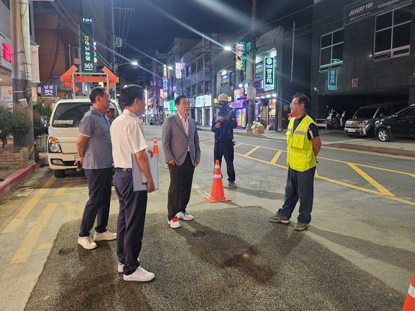 이현재 하남시장이 지난 3일 착공에 들어간 신장시장변 전선지중화 사업 현장을 찾아 안전사고 예방 조치를 꼼꼼히 살펴보는 등 공사 진행 전반을 점검했다. (사진제공=하남시)