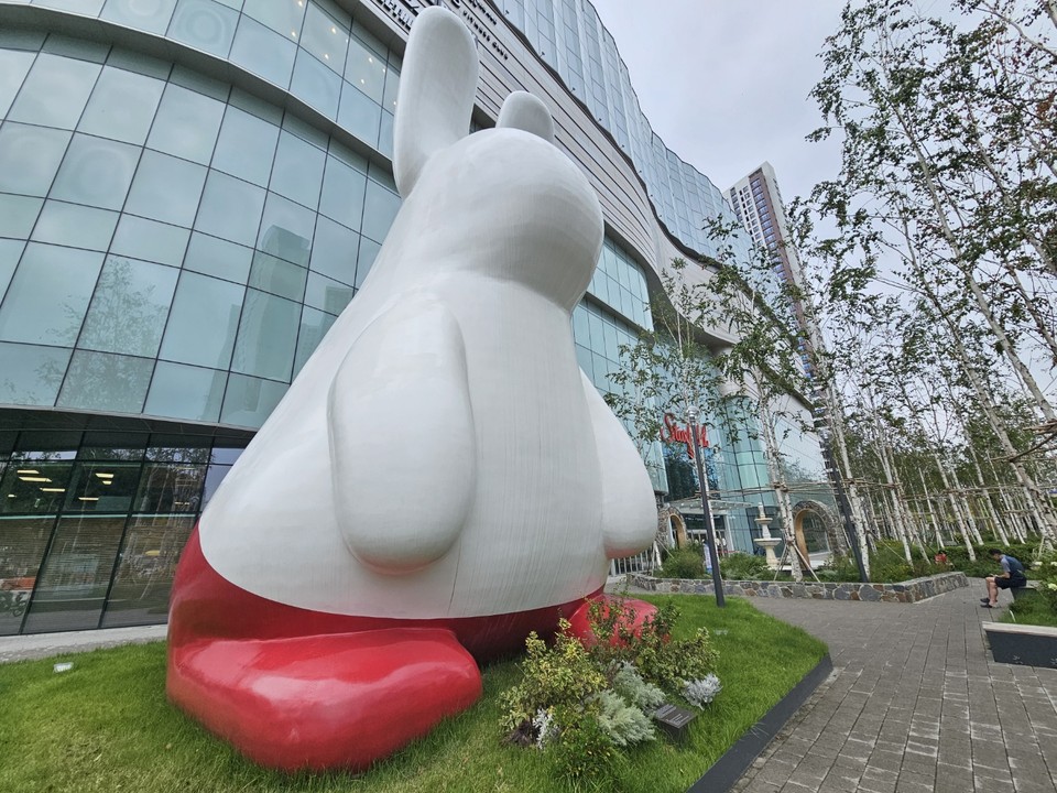 6일 낮 12시50분께 수원시 장안구 스타필드 수원에 설치된 덩치큰 조형물 톰 클라센이 늠름한 모습으로 스타필드를 지키고 있다. (사진제공=김유정 기자)