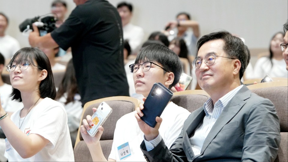 김동연지사가 7일 경기도인재개발원 대강당에서 ‘경기 청소년 사다리 하이틴즈 행사에 참석해 행사참가자의 랩 공연에 호응하고 있다.(사진=김유정 기자)