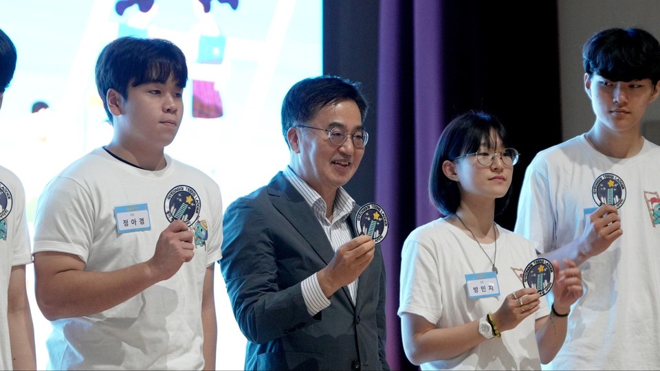 7일 경기도인재개발원 대강당에서 ‘경기 청소년 사다리 하이틴즈 행사에 참석해 행사참가자들과 기념사진을 찍고 있다.(사진=김유정 기자)