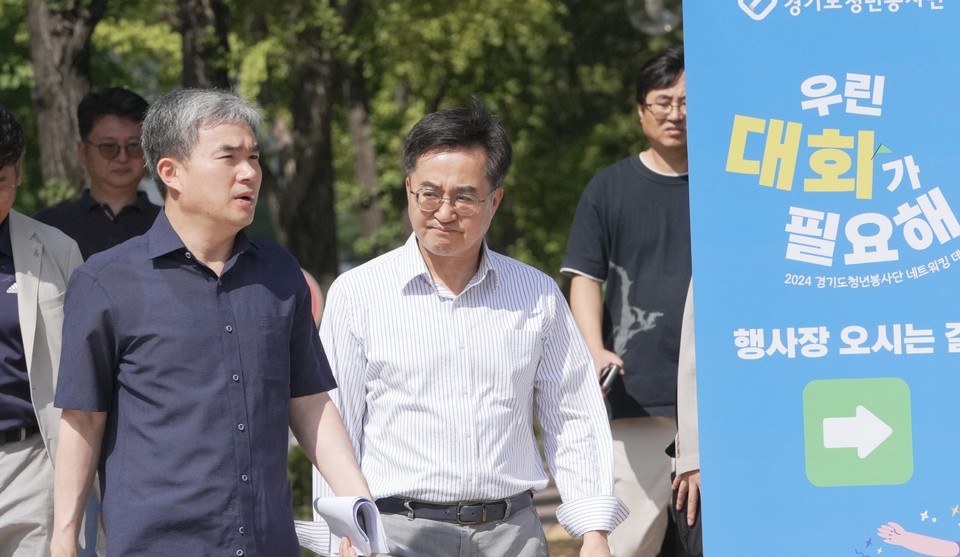 7일 경기도인재개발원 내 체육관에서 열리는 '2024 경기도청년봉사단 체육대회'에 참석하기 위해 김동연 경기도지사가 관계자의 설명을 들으며 행사장으로 향하고 있다.(사진=김유정 기자)