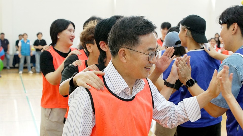 ​​​​​​​7일 경기도인재개발원 내 체육관에서 열리는 '2024 경기도청년봉사단 체육대회'에 참석한 김동연 경기도지사가 봉사단원들과 함께 어울려 화합의 게임을 하고 있다.(사진=김유정 기자)