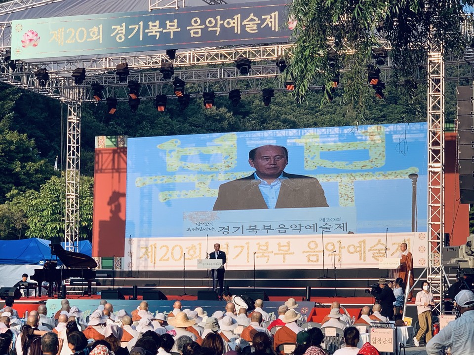 7일 오후 5시께 '당신이 부처입니다'로 시작한 '제20회 경기북부 음악예술제'가 동두천 소요산 주차장의 특설 무대에서 열렸다. (사진=오기춘 기자)