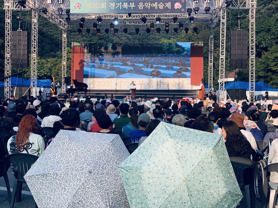 7일 오후 5시께 '당신이 부처입니다'로 시작한 '제20회 경기북부 음악예술제'가 동두천 소요산 주차장의 특설 무대에서 열렸다. (사진=오기춘 기자)