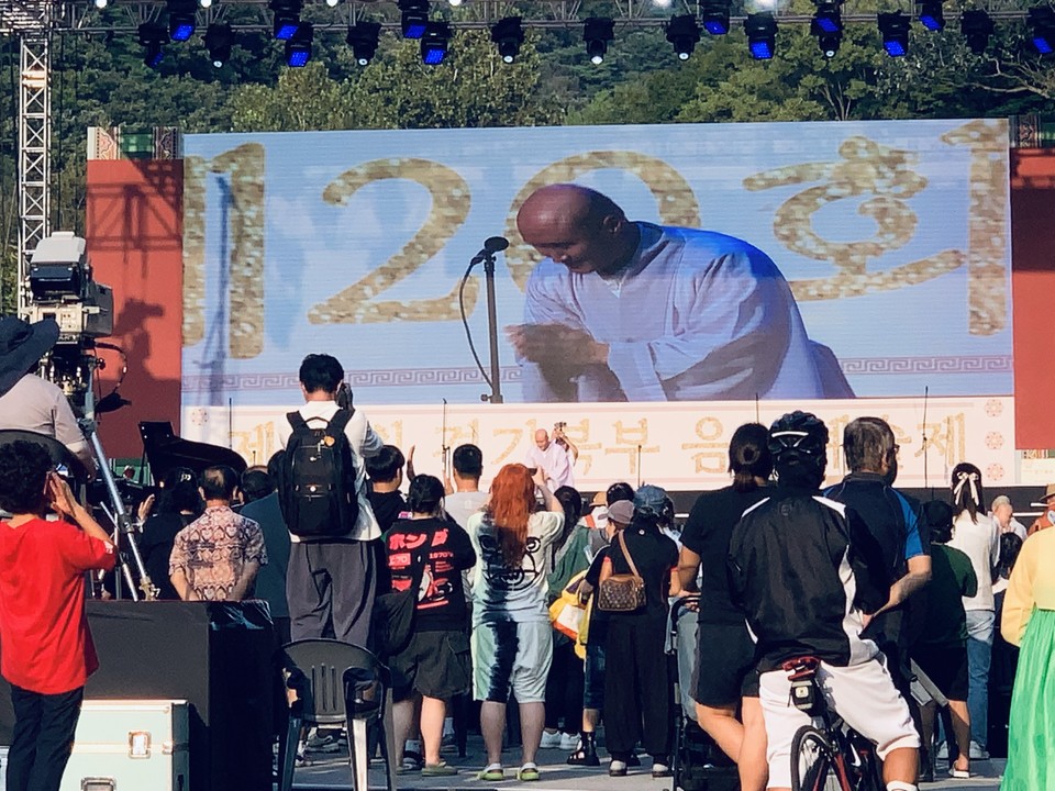 7일 오후 5시께 '당신이 부처입니다'로 시작한 '제20회 경기북부 음악예술제'가 동두천 소요산 주차장의 특설 무대에서 열렸다. (사진=오기춘 기자)