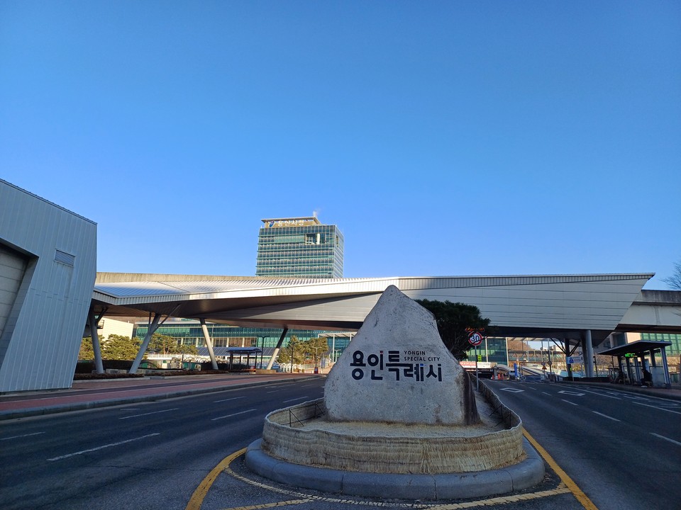 용인특례시가 초·중·고 1학년 자녀를 둔 가정 가운데 아직 입학지원금을 받지 않은 가정을 대상으로 추가 신청을 받는다. 신청기간은 내달 2일부터 20일까지다. 사진은 용인특례시청 전경. (사진=중앙신문DB)