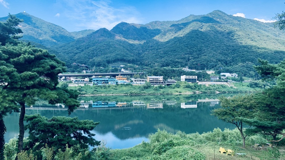 8일 오후 3시30분께 하남시 배알미동에서 본 뭉게구름과 새털구름, 파란 가을하늘이 유유히 흐르는 한강에 반영돼 눈길을 끌고 있다. (사진=이승렬 기자)