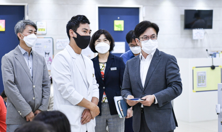 김병수 시장이 김포아이제일병원을 찾아 병원 전반을 살피고 직원을 격려하고 있다. (사진제공=김포시)