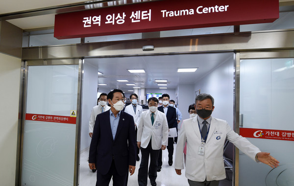 유정복 시장이 9일 가천대 길병원에서 양혁준 권역응급의료센터장과 응급의료센터를 방문하고 있다. (사진제공=인천시)