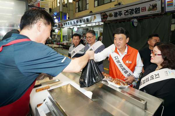 광주시는 9일 추석 명절을 맞아 물가안정 동참 캠페인과 골목상권 및 전통시장 소비 촉진을 위한 장보기 행사를 경안시장 일대에서 진행했다. (사진제공=광주시)