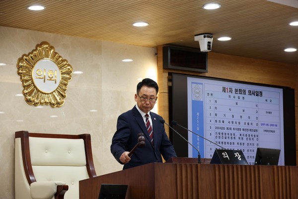 평택시의회는 9일 시의회 본회의장에서 제251회 임시회 제1차 본회의를 열어 제9대 평택시의회 후반기 상임위원회 위원 선임과 각 상임위원회 위원장을 선출하며 12일까지 의사일정에 돌입했다. (사진제공=평택시의회)